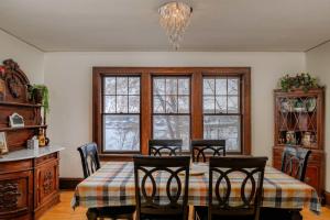 Khu vực ghế ngồi tại Brick River Escape 1909 Historic Home