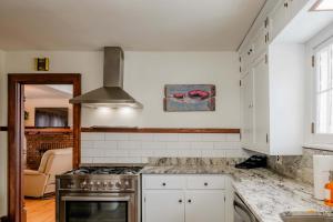 Nhà bếp/bếp nhỏ tại Brick River Escape 1909 Historic Home