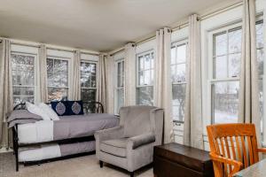 Khu vực ghế ngồi tại Brick River Escape 1909 Historic Home