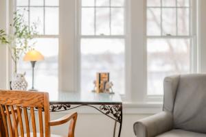 Khu vực ghế ngồi tại Brick River Escape 1909 Historic Home