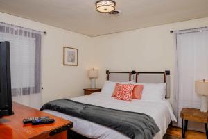 Giường trong phòng chung tại Brick River Escape 1909 Historic Home +12 ảnh