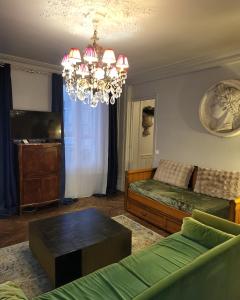 TV a/nebo společenská místnost v ubytování Le Figuier centre d Etretat et son parking privé à 5min