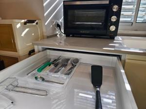 a kitchen with a counter top with a microwave at יחידת סוקי in Zikhron Ya‘aqov +2 photos