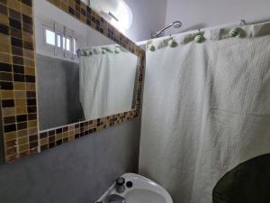 ein Badezimmer mit einem weißen Duschvorhang und einem Waschbecken in der Unterkunft Surf House Casa Tony Aloha Host in La Estafeta + 10 Fotos