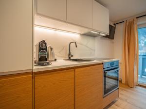 eine Küche mit Spüle und Herd in der Unterkunft Alpen Haus Maria Top 2 in Viehhofen