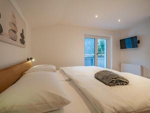 ein Schlafzimmer mit zwei Betten und einem Fenster in der Unterkunft Alpen Haus Maria Top 2 in Viehhofen