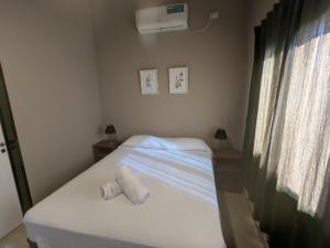 een slaapkamer met een bed met twee handdoeken erop bij Posada Abrazo Serrano en Carpintería in Carpintería