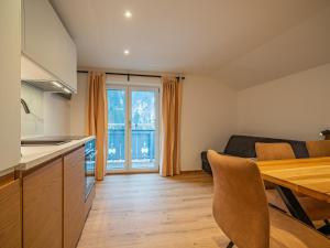 eine Küche und ein Esszimmer mit einem Holztisch in der Unterkunft Alpen Haus Maria Top 2 in Viehhofen