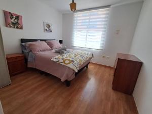 una camera da letto con un letto e una grande finestra di Sector Norte 1 Dormitorio ad Antofagasta Altre 16 foto