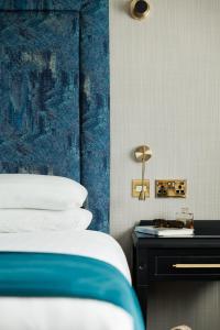 Un pat sau paturi într-o cameră la Ashdown Park Hotel