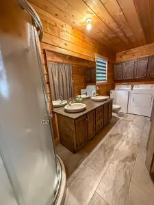 En eller flere senge i et værelse på Chalet La Source Rouge + 20 billeder