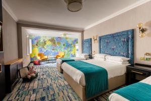 Un pat sau paturi într-o cameră la Ashdown Park Hotel