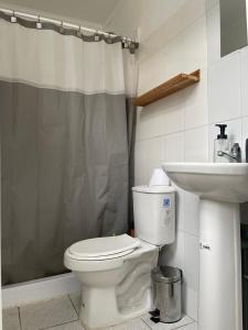 Et badeværelse på Departamento Amoblado Ekeka House