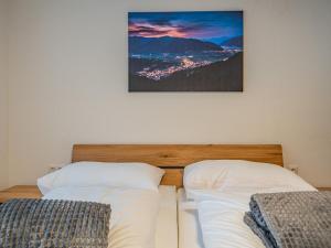 ein Schlafzimmer mit zwei Betten und einem Bild an der Wand in der Unterkunft Alpen Haus Maria Top 1 in Viehhofen