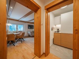 eine Küche und ein Esszimmer mit einem Esstisch in einem Haus in der Unterkunft Alpen Haus Maria Top 1 in Viehhofen