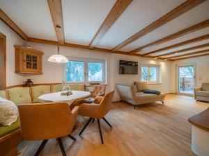 ein Wohnzimmer mit Tisch und Stühlen in der Unterkunft Alpen Haus Maria Top 1 in Viehhofen