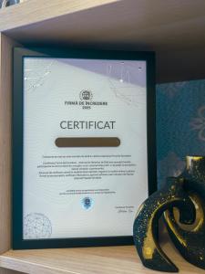 Et logo, certifikat, skilt eller en pris der bliver vist frem på ALex