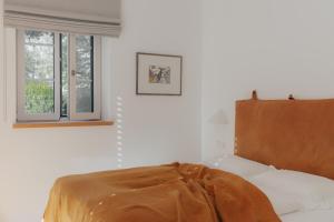 ein Schlafzimmer mit einem Bett und zwei Fenstern in der Unterkunft Matador Lodges in Grabenstätt