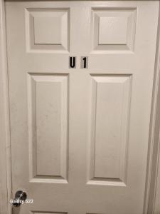 una porta bianca con due pannelli di 温馨房间 a Toronto