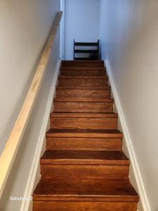una scala con scale in legno in una casa di 温馨房间 a Toronto