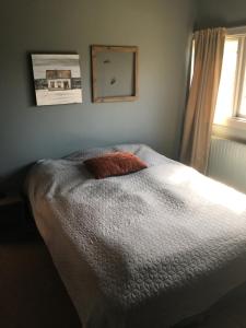 una camera da letto con un letto con un cuscino sopra di Villa Svane a Rødby