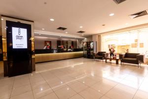 um lobby de loja com uma placa no meio em Stream Hotéis em Ribeirão Preto mais 204 fotografias
