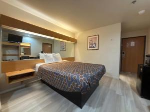 een hotelkamer met een bed en een keuken bij Americas Best Value Inn and Suites Ada in Ada
