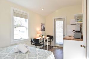 En eller flere senge i et værelse på Dreamy Cottage for Two Close to Beaches