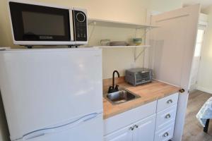 Køkken eller tekøkken på Dreamy Cottage for Two Close to Beaches