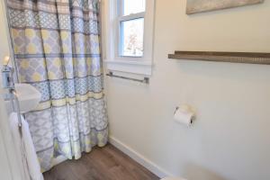 Et badeværelse på Dreamy Cottage for Two Close to Beaches + 12 billeder