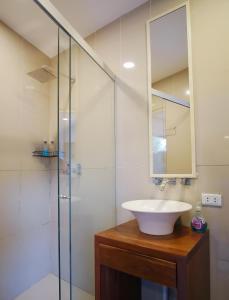 ein Badezimmer mit Waschbecken und Dusche in der Unterkunft Entre Árboles in Santa Cruz de la Sierra