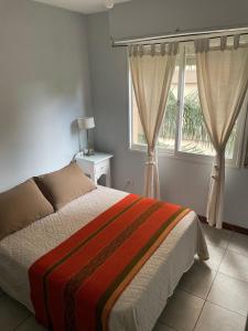 una camera da letto con un letto e una finestra di Altos Jujuy 2 a San Salvador de Jujuy