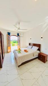 una camera da letto con un letto grande e una finestra di Sun wing guest house a Luxor