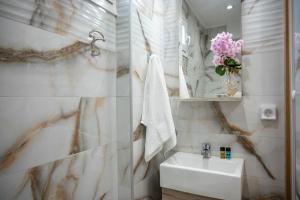 Et badeværelse på Toulas House + 34 billeder