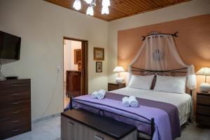 En eller flere senge i et værelse på Toulas House