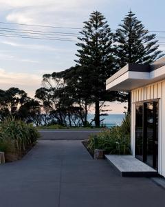 een gebouw met uitzicht op de oceaan bij NEW - 2BR Beachfront unit at Okitu Beach! in Gisborne