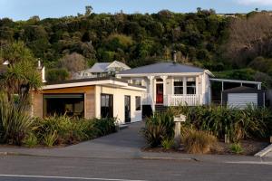 een huis aan de kant van een weg bij NEW - 2BR Beachfront unit at Okitu Beach! in Gisborne +7 foto's