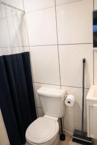 Et badeværelse på Peró Beach Hospedaria + 8 billeder