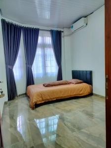 En eller flere senge i et værelse på Yogya Wilujeng Guest House