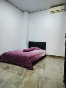 En eller flere senge i et værelse på Yogya Wilujeng Guest House