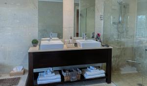 een badkamer met twee wastafels en een douche bij Wild Edge Retreat in Wollombi