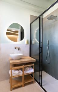 een badkamer met een wastafel en een douche bij Cozy Rooms in Senorbì