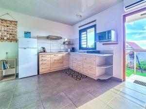 Kuchyň nebo kuchyňský kout v ubytování Teahupo'o Lodge Tahiti - Fare Terre et Mer - climatisé - canoe et paddle