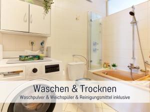 ein Badezimmer mit Badewanne, Toilette und Waschbecken in der Unterkunft Stadtdomizil Ziegelfeld - Ruhig & Zentral, 65" TV, Südbalkon, vollausgestattete Küche, Altstadt fußläufig, Bahnhof 5-10 Min, Tiefgarage im Haus, in Waldshut-Tiengen