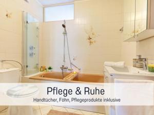 ein Badezimmer mit Badewanne, Toilette und Waschbecken in der Unterkunft Stadtdomizil Ziegelfeld - Ruhig & Zentral, 65" TV, Südbalkon, vollausgestattete Küche, Altstadt fußläufig, Bahnhof 5-10 Min, Tiefgarage im Haus, in Waldshut-Tiengen