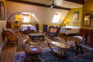 Un pat sau paturi într-o cameră la Hotel Tabard Inn