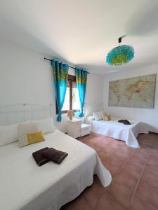 una camera con 2 letti e tende blu di Aldea de Cabañeros a El Robledo