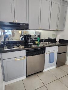 Η κουζίνα ή μικρή κουζίνα στο Harbor Haven Escape