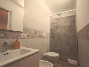 Un baño con ducha, inodoro y lavabo. en MiraCivita, en Lubriano