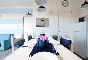ein Esszimmer mit einem Tisch, der mit Blumen bedeckt ist in der Unterkunft 3palme in Follonica